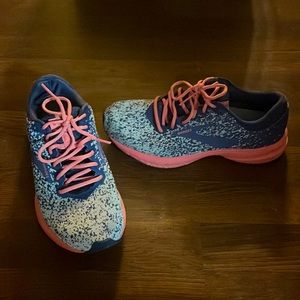 Womens Brooks. women’s size 8 USA.  Great condition!